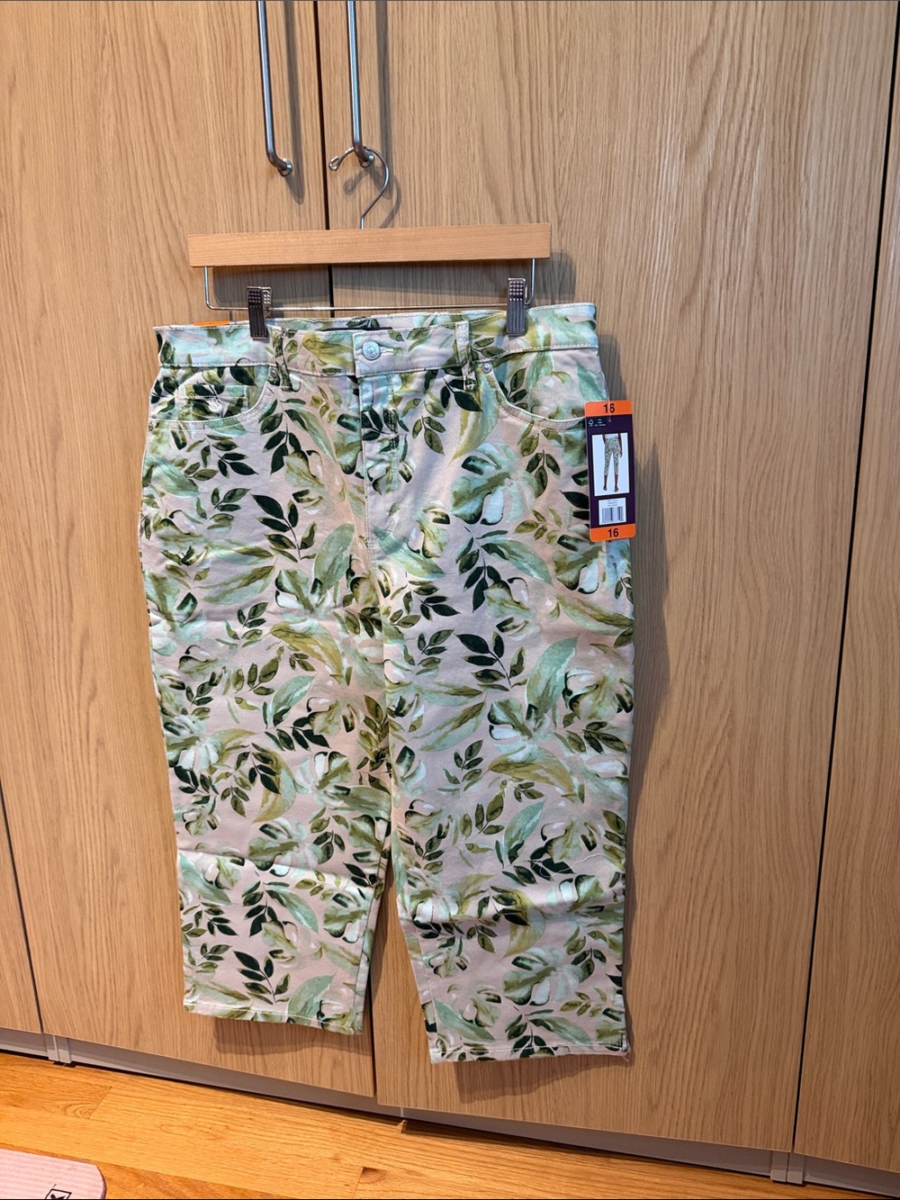 Gloria Vanderbilt 98% Cotton White and Green Leaf Print Amanda Capri